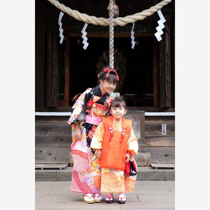 T.Matsumuraが出張撮影したShinohara Hachiman Jinja, 止まった鳥, ストリートファッションなどが写った「七五三＠篠原八幡神社」の家族写真
