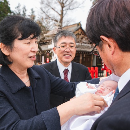 山下　剛が出張撮影したネクタイ, 赤ちゃん・幼児服, 慰めなどが写った「お宮参りの撮影」の家族写真