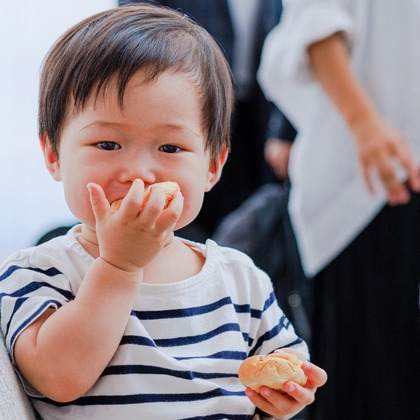ちずカメラが出張撮影した赤ちゃん・幼児服, フラッシュ撮影, 慰めなどが写った「子供」の家族写真