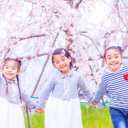 この写真は、出張撮影(家族写真(キッズ,ベビーフォト))のアルバム「春の撮影会」にある写真の1枚で、家族写真(キッズ,ベビーフォト)などが写っています。<br>「春の撮影会」では他にも:albumPhotoCount枚の家族写真を見ることができます。撮影者は出張撮影　ビンコロ堂です。カメラマンのプロフィールページで、家族写真(キッズ,ベビーフォト)撮影の口コミやおすすめコメントを見ることができます。