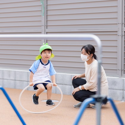 T.Matsumuraが出張撮影した甘いひよこ, 鍛冶池キャンプ場, ローラースポーツなどが写った「運動会（保育園）」の家族写真