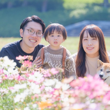 高夏写真店が出張撮影した子鹿, 襟, 肉食動物などが写った「家族写真の撮影」の家族写真