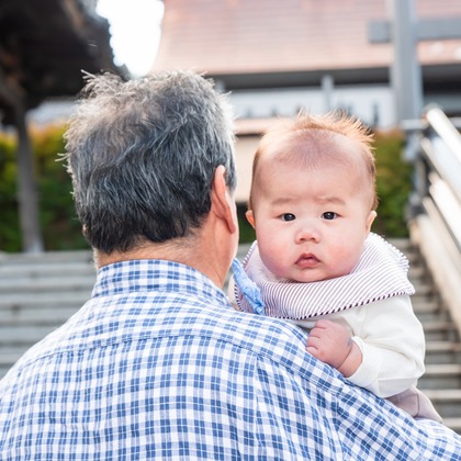 この写真は、出張撮影(家族写真(キッズ,ベビーフォト))のアルバム「お宮参り撮影」にある写真の1枚で、家族写真(キッズ,ベビーフォト)などが写っています。<br>「お宮参り撮影」では他にも:albumPhotoCount枚の家族写真を見ることができます。撮影者は山下　剛です。カメラマンのプロフィールページで、家族写真(キッズ,ベビーフォト)撮影の口コミやおすすめコメントを見ることができます。