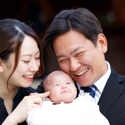 中井企画が出張撮影した挨拶, ネクタイ, 赤ちゃん・幼児服などが写った「お宮参り」の家族写真