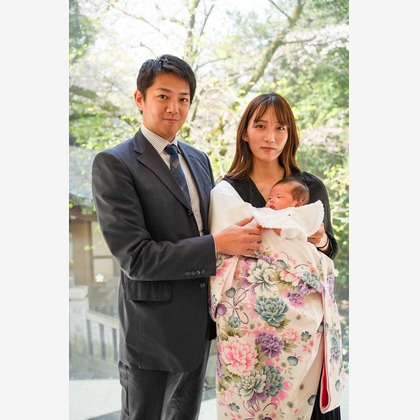 中村誠琢が出張撮影したネクタイ, フラッシュ撮影, ジェスチャーなどが写った「お宮参り」の家族写真