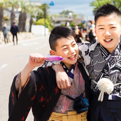 中井企画が出張撮影したKishiwada Castle, スポーツユニフォーム, 分かち合うなどが写った「ハーフ成人式」の家族写真