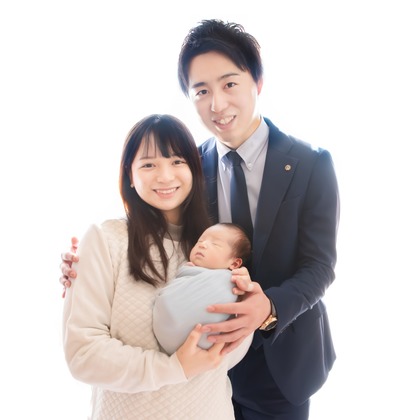 サキヤマ リエが出張撮影した挨拶, ジェスチャー, ニットキャップなどが写った「ブルー系・しろくまのぬいぐるみ・男の子のニューボーンフォト 」の家族写真