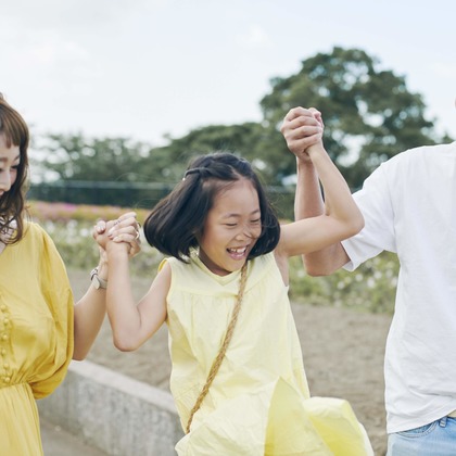 NISHIMURA AKINOBUが出張撮影した自然の中の人々, 友情, ハネムーン/新婚旅行などが写った「家族フォト@二子玉川公園」の家族写真