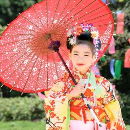 寫樂斎が出張撮影した罰金, 自然の中の人々, フェンスなどが写った「七五三（美浜園）」の家族写真