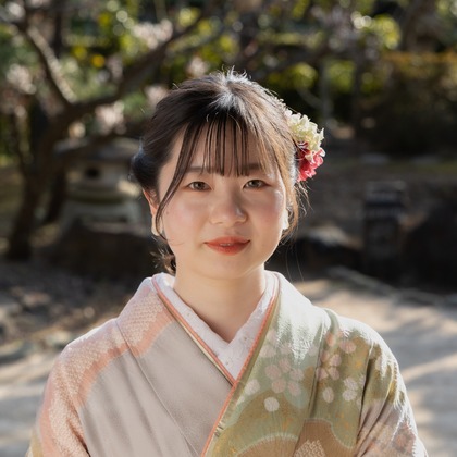 ミヤタカズコが出張撮影したフラッシュ撮影, 自然の中の人々, ショルダーなどが写った「卒業」の家族写真