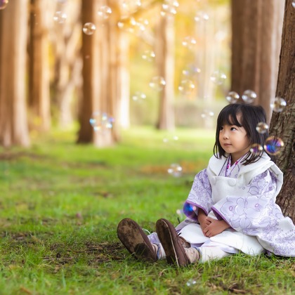 Minminが出張撮影した装飾ファン, フラッシュ撮影, ビーチの人々などが写った「七五三」の家族写真