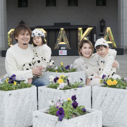 A&Y写真OFFICEが出張撮影した荷物とバッグ, シンボル, バックパックなどが写った「家族写真」の家族写真