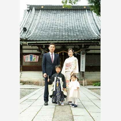 Chihiro Photographyが出張撮影したYasue Hachimangu, 星, 自然の中の人々などが写った「五歳男の子七五三Photo」の家族写真