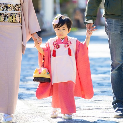 Petite Photographyが出張撮影したジュリア子はバラ, Kamakura-Gū Shrine, カーマインなどが写った「七五三出張撮影」の家族写真