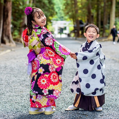 AXiS Photo Servise 藤井靖史が出張撮影したフラッシュ撮影, シャツ, ビーチの人々などが写った「一般出張撮影」の家族写真