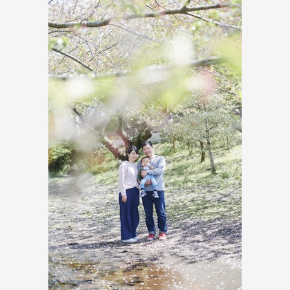 この写真は、出張撮影(家族写真(キッズ,ベビーフォト))のアルバム「ご家族ポートレート　お子様１歳バースデー記念　＠千葉」にある写真の1枚で、家族写真(キッズ,ベビーフォト)などが写っています。<br>「ご家族ポートレート　お子様１歳バースデー記念　＠千葉」では他にも:albumPhotoCount枚の家族写真を見ることができます。撮影者はNISHIMURA AKINOBUです。カメラマンのプロフィールページで、家族写真(キッズ,ベビーフォト)撮影の口コミやおすすめコメントを見ることができます。