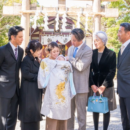 森元こずえが出張撮影したネクタイ, シャツ, ジェスチャーなどが写った「お宮参り」の家族写真