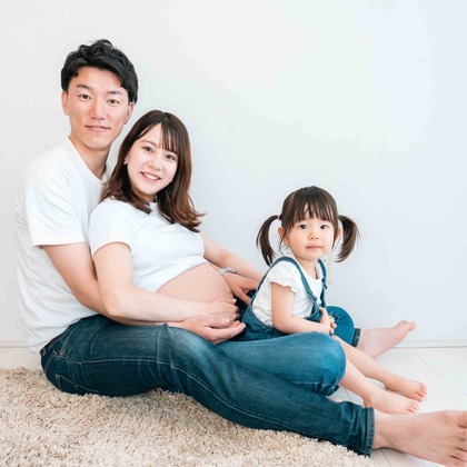 この写真は、出張撮影(家族写真(キッズ,ベビーフォト))のアルバム「名古屋　マタニティフォト　家族写真」にある写真の1枚で、家族写真(キッズ,ベビーフォト)などが写っています。<br>「名古屋　マタニティフォト　家族写真」では他にも:albumPhotoCount枚の家族写真を見ることができます。撮影者はCinematic Eyes 森川有栄です。カメラマンのプロフィールページで、家族写真(キッズ,ベビーフォト)撮影の口コミやおすすめコメントを見ることができます。
