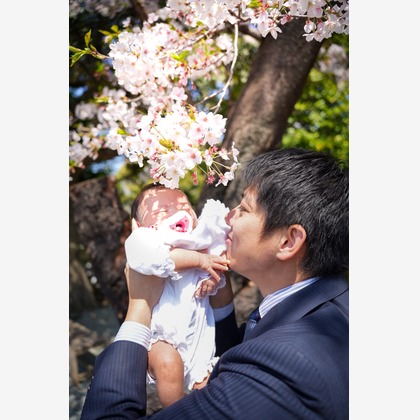 中村誠琢が出張撮影したネクタイ, フラッシュ撮影, ジェスチャーなどが写った「お宮参り」の家族写真