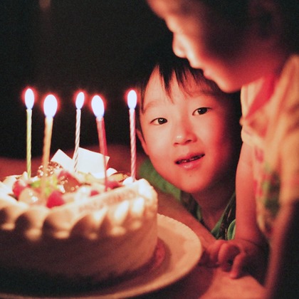 岡本静人が出張撮影した「息子との思い出の日々」の家族写真