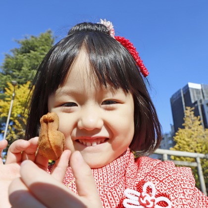 村田わかな広告写真が出張撮影したAsakusa Engei Hall, Asakusa Gyukatsu, 東京都立産業貿易センター台東ビルなどが写った「まりえちゃん七五三」の家族写真