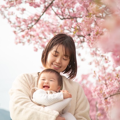 ゆのみふぉとが出張撮影した自然の中の人々, 手をつないで, 友情などが写った「桜とお写真」の家族写真