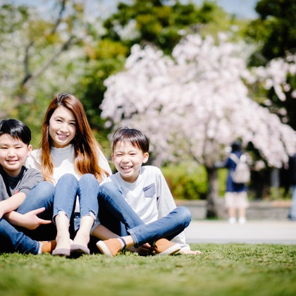 アトリエ　エピカ/清水　一哉が出張撮影した植物, 感情, レクリエーションなどが写った「桜フォト」の家族写真