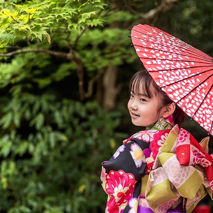 AXiS Photo Servise 藤井靖史が出張撮影したフラッシュ撮影, シャツ, ビーチの人々などが写った「一般出張撮影」の家族写真