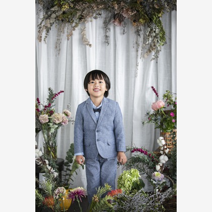 Hamuこども写真館が出張撮影した罰金, 植木鉢, Shimadaなどが写った「Hamuこども写真館」の家族写真