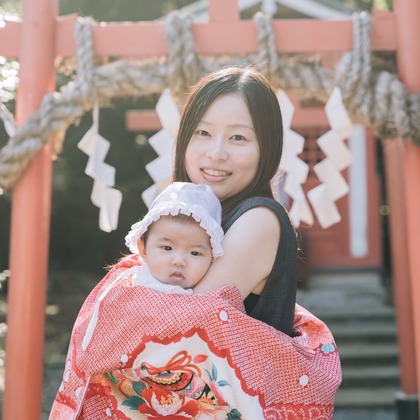 大中亮太が出張撮影した赤ちゃん・幼児服, 幸福, 頬などが写った「ファミリー」の家族写真