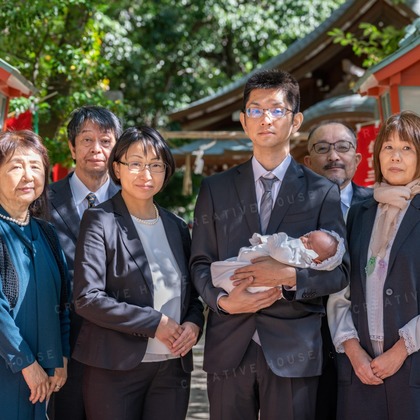 CREATIVE HOUSEが出張撮影したMomijihachimangu, Hakozakigu, ネクタイなどが写った「お宮参り」の家族写真