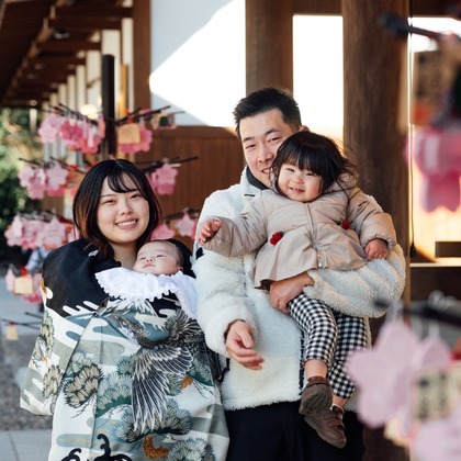 出張撮影くろさわが出張撮影したショール, 唯一, 裸足などが写った「お宮参り」の家族写真