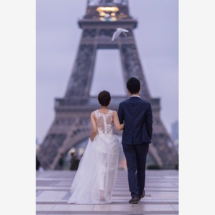 Petite Nao Photographyが撮影した「パリでのフォトウェディング（エッフェル塔、アレキサンドルIII世橋、ルーブル美術館）」の写真