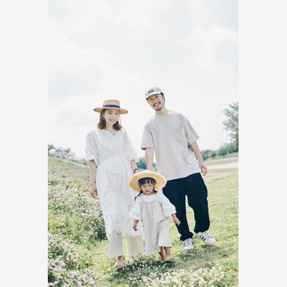 NISHIMURA AKINOBUが出張撮影したドレス, ジェスチャー, 自然の中の人々などが写った「家族フォト@二子玉川公園（東京都世田谷区）」の家族写真