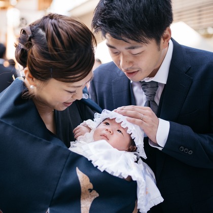 植村由理が出張撮影した肉食動物, 誕生, イヌ科などが写った「お宮参り　＠水天宮」の家族写真