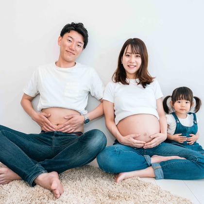 この写真は、出張撮影(家族写真(キッズ,ベビーフォト))のアルバム「名古屋　マタニティフォト　家族写真」にある写真の1枚で、家族写真(キッズ,ベビーフォト)などが写っています。<br>「名古屋　マタニティフォト　家族写真」では他にも:albumPhotoCount枚の家族写真を見ることができます。撮影者はCinematic Eyes 森川有栄です。カメラマンのプロフィールページで、家族写真(キッズ,ベビーフォト)撮影の口コミやおすすめコメントを見ることができます。