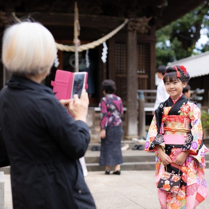 T.Matsumuraが出張撮影したShinohara Hachiman Jinja, 止まった鳥, ストリートファッションなどが写った「七五三＠篠原八幡神社」の家族写真