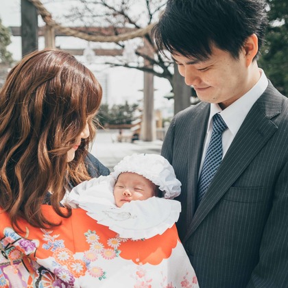 遥南　碧が出張撮影した人間の髪の色, ヘアアクセサリー, お宮参りなどが写った「お宮参りin 伊勢山皇大神宮」の家族写真