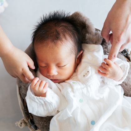 シコロハルナが撮影したニューボーンフォト/家族写真の出張撮影の写真