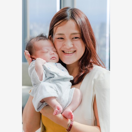 ちずカメラが出張撮影したジェスチャー, 自然の中の人々, 顔などが写った「親子」の家族写真