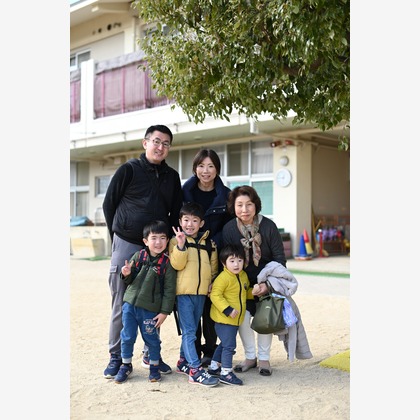 写真屋ごんちゃんが出張撮影した襟, 学生服, 統一などが写った「学校」の家族写真