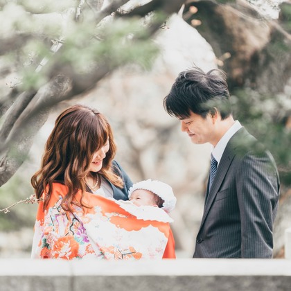 遥南　碧が出張撮影した人間の髪の色, ヘアアクセサリー, お宮参りなどが写った「お宮参りin 伊勢山皇大神宮」の家族写真