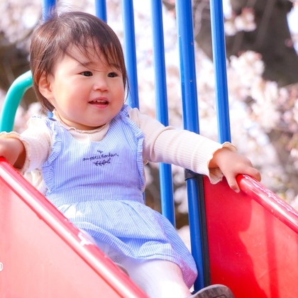 大森光太郎・K-PHOTOが出張撮影した赤ちゃん・幼児服, 分かち合う, フラッシュ撮影などが写った「家族写真撮影」の家族写真