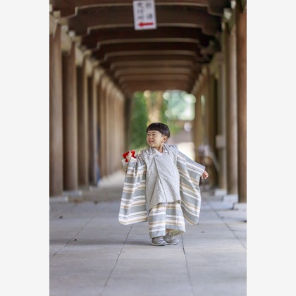 この写真は、出張撮影(家族写真(キッズ,ベビーフォト))のアルバム「七五三撮影」にある写真の1枚で、家族写真(キッズ,ベビーフォト)などが写っています。<br>「七五三撮影」では他にも:albumPhotoCount枚の家族写真を見ることができます。撮影者はSugar Cubesです。カメラマンのプロフィールページで、家族写真(キッズ,ベビーフォト)撮影の口コミやおすすめコメントを見ることができます。