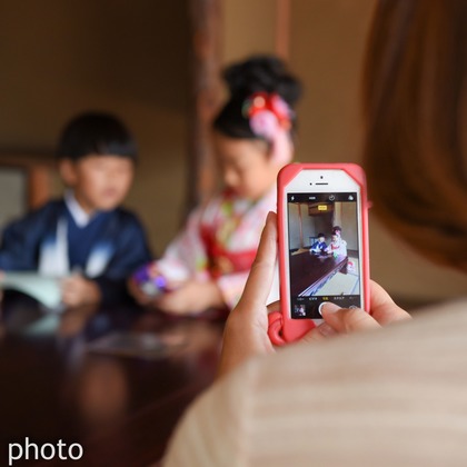 souvenir photoが出張撮影した着物, 赤, 写真が写ったエンゲージメントフォトの写真