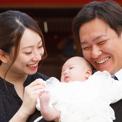中井企画が出張撮影した挨拶, ネクタイ, 赤ちゃん・幼児服などが写った「お宮参り」の家族写真