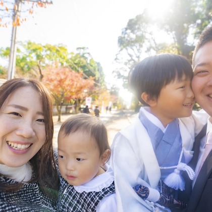 スタジオ11が出張撮影したシャツ, 自然の中の人々, 立っているなどが写った「七五三のお参り案件」の家族写真