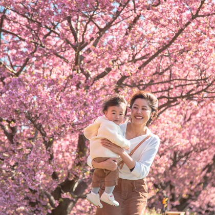 ゆのみふぉとが出張撮影した自然の中の人々, 手をつないで, 友情などが写った「桜とお写真」の家族写真