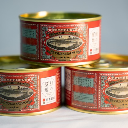 Yファクトリーが撮影した「開拓使別海さけ缶詰」の写真