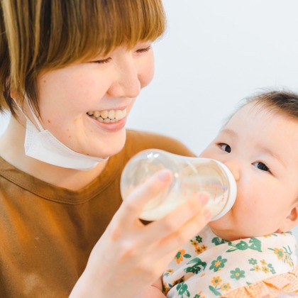 木下美幸が出張撮影した家族の写真, 赤ちゃんのおもちゃで遊ぶ, 子供たちと遊ぶが写った家族写真の出張撮影の写真